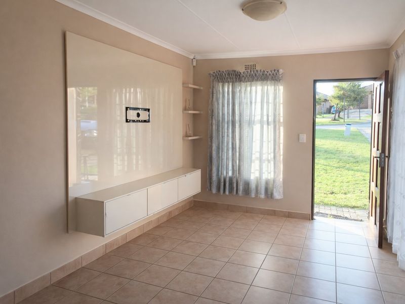 Modern 3-Bedroom Home for Sale in Thatchfield Hills - Photo 5