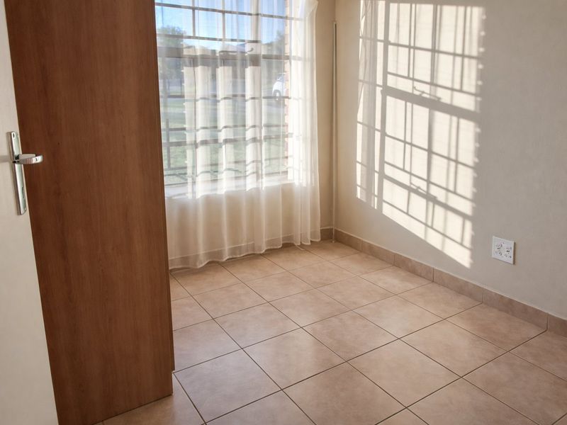 Modern 3-Bedroom Home for Sale in Thatchfield Hills - Photo 10