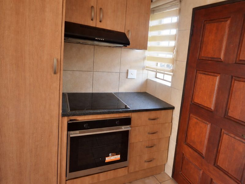 Modern 3-Bedroom Home for Sale in Thatchfield Hills - Photo 7