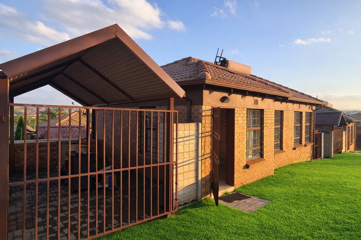 Modern 3-Bedroom Home for Sale in Thatchfield Hills - Photo 2