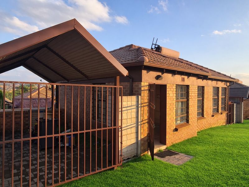 Modern 3-Bedroom Home for Sale in Thatchfield Hills - Photo 2