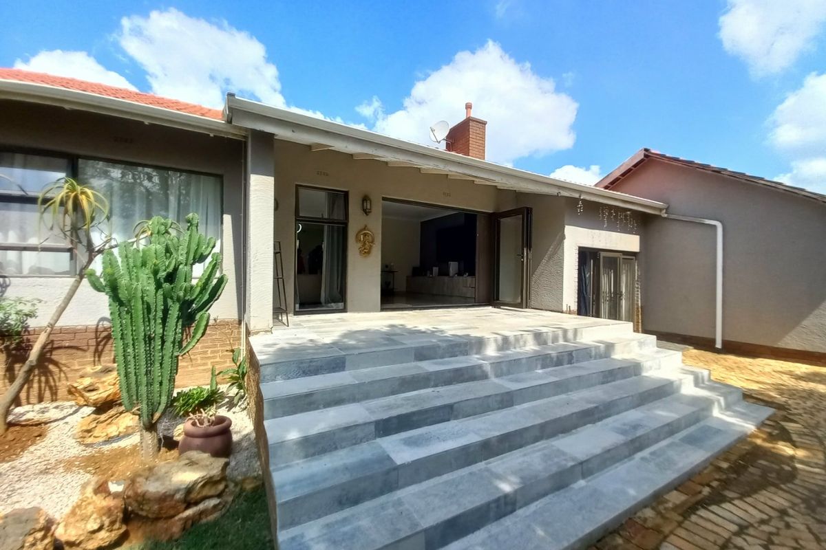 Family home with North facing rooms and green garden - Photo 2