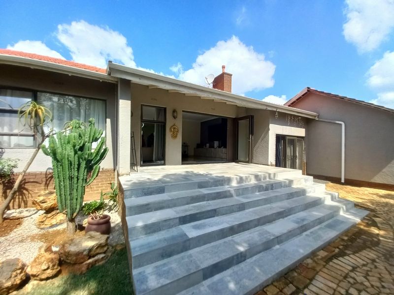 Family home with North facing rooms and green garden - Photo 2