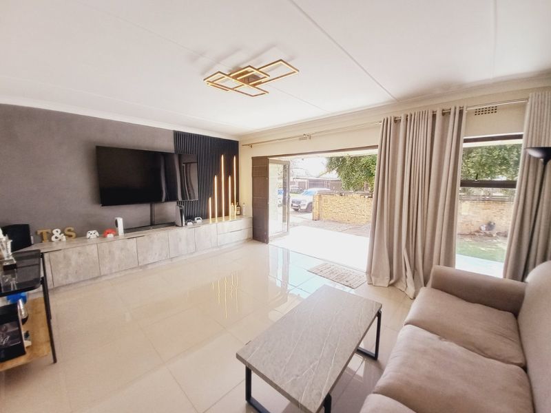 Family home with North facing rooms and green garden - Photo 5