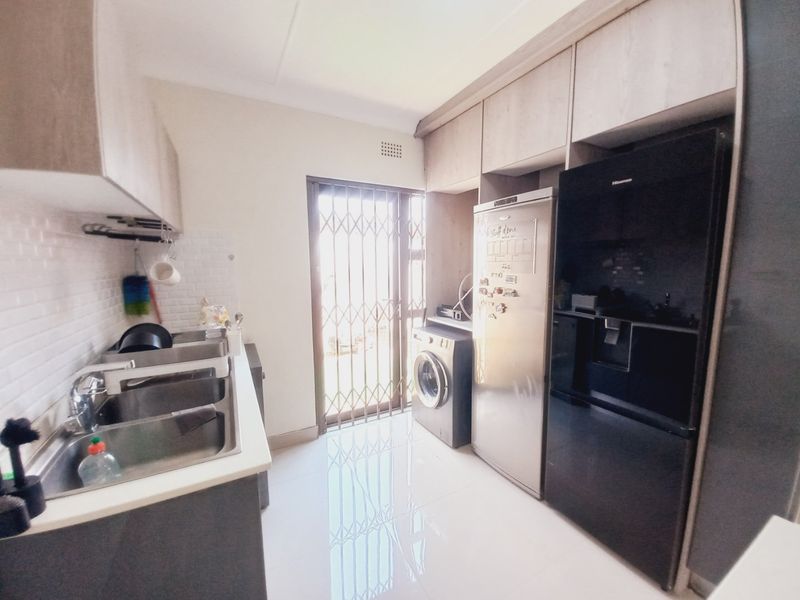 Family home with North facing rooms and green garden - Photo 10