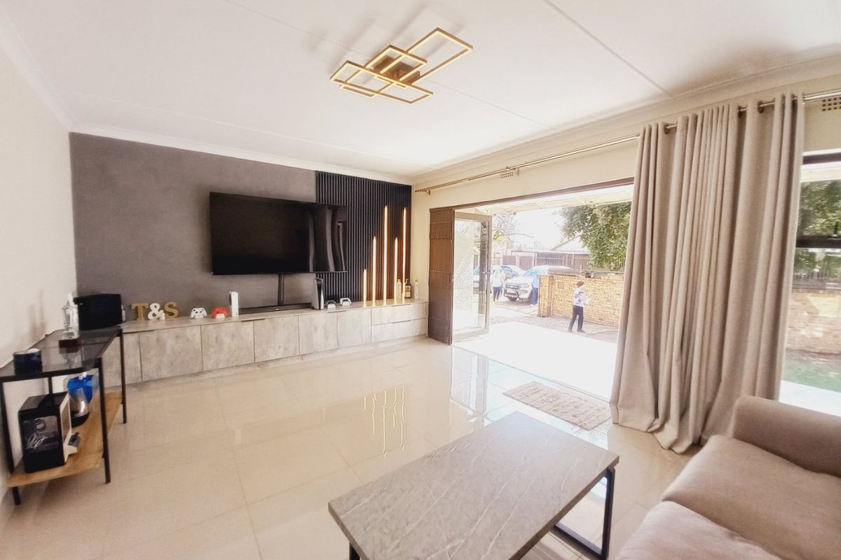 Family home with North facing rooms and green garden - Photo 3