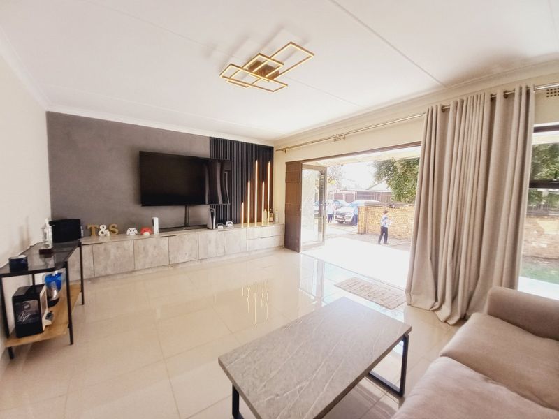 Family home with North facing rooms and green garden - Photo 3