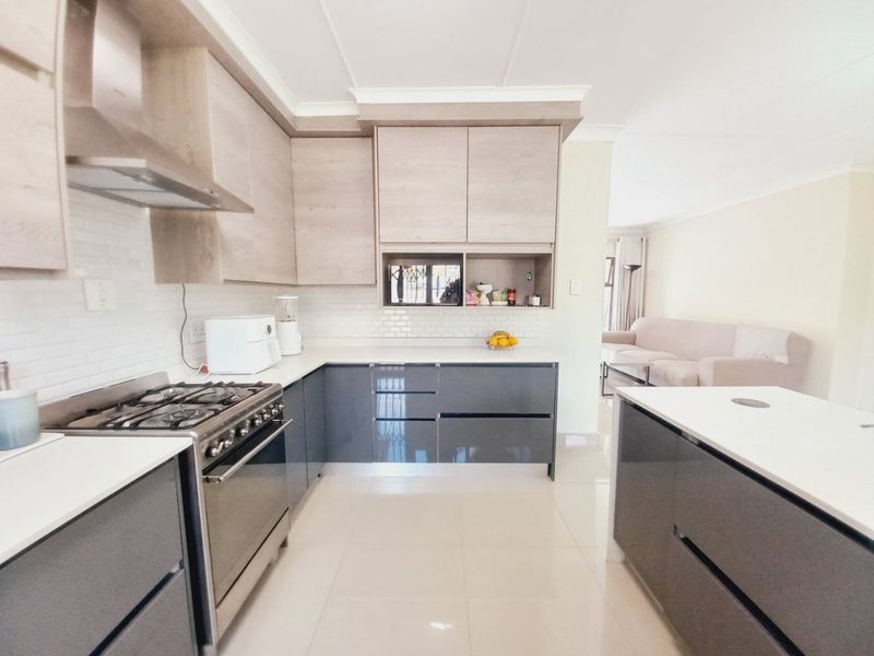 Family home with North facing rooms and green garden - Photo 9