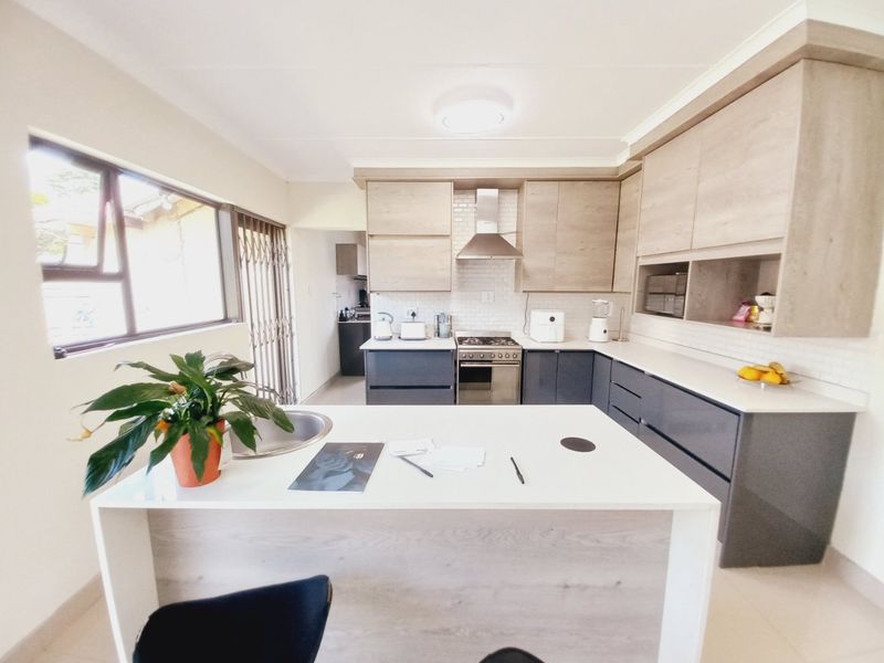 Family home with North facing rooms and green garden - Photo 8