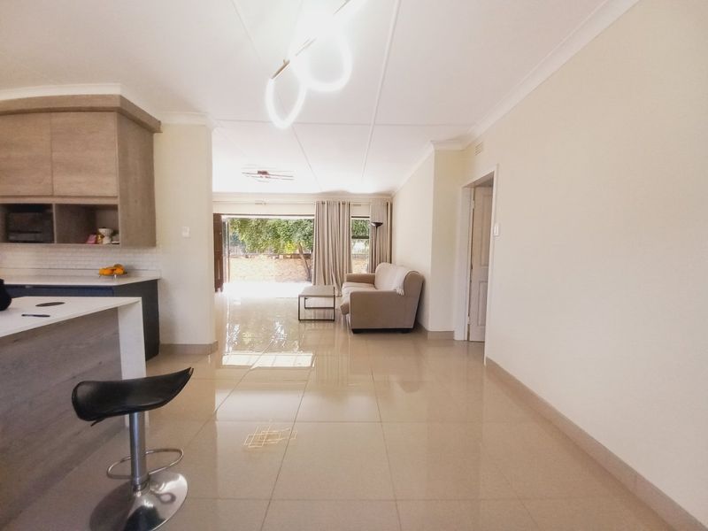 Family home with North facing rooms and green garden - Photo 6