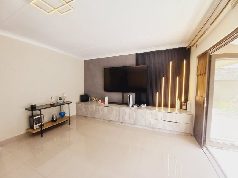 Family home with North facing rooms and green garden - Photo 4