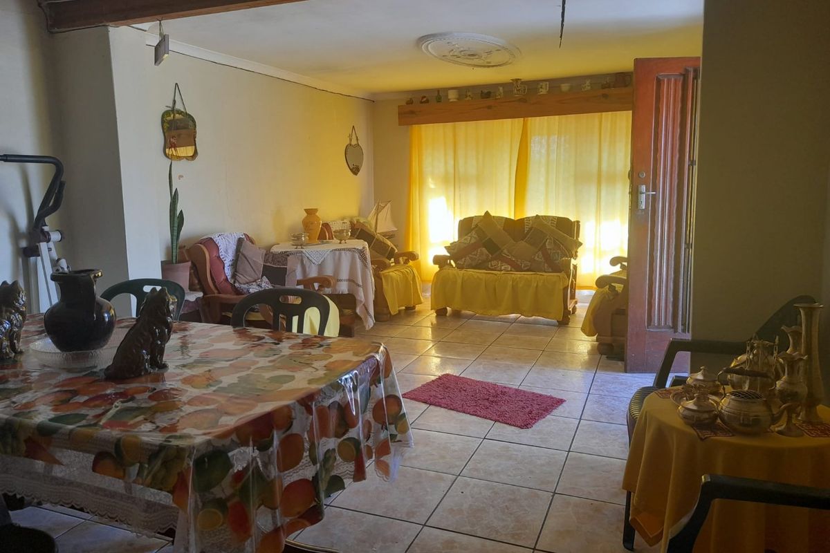 3 bed/2 bath family home with 3 income units — high-potential investment - Photo 3