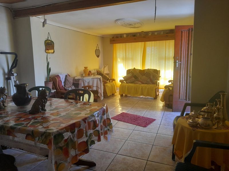 3 bed/2 bath family home with 3 income units — high-potential investment - Photo 3