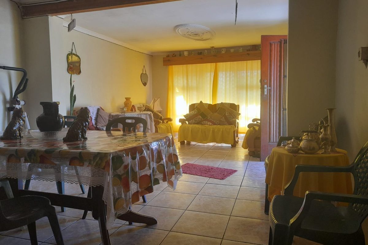 3 bed/2 bath family home with 3 income units — high-potential investment - Photo 2