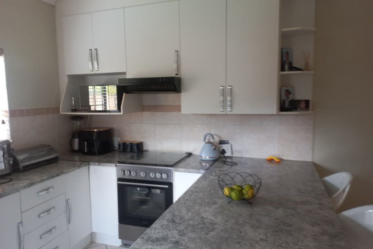 Modern & Spacious 4-Bedroom Townhouse for Sale in Mooikloof Ridge - Photo 2