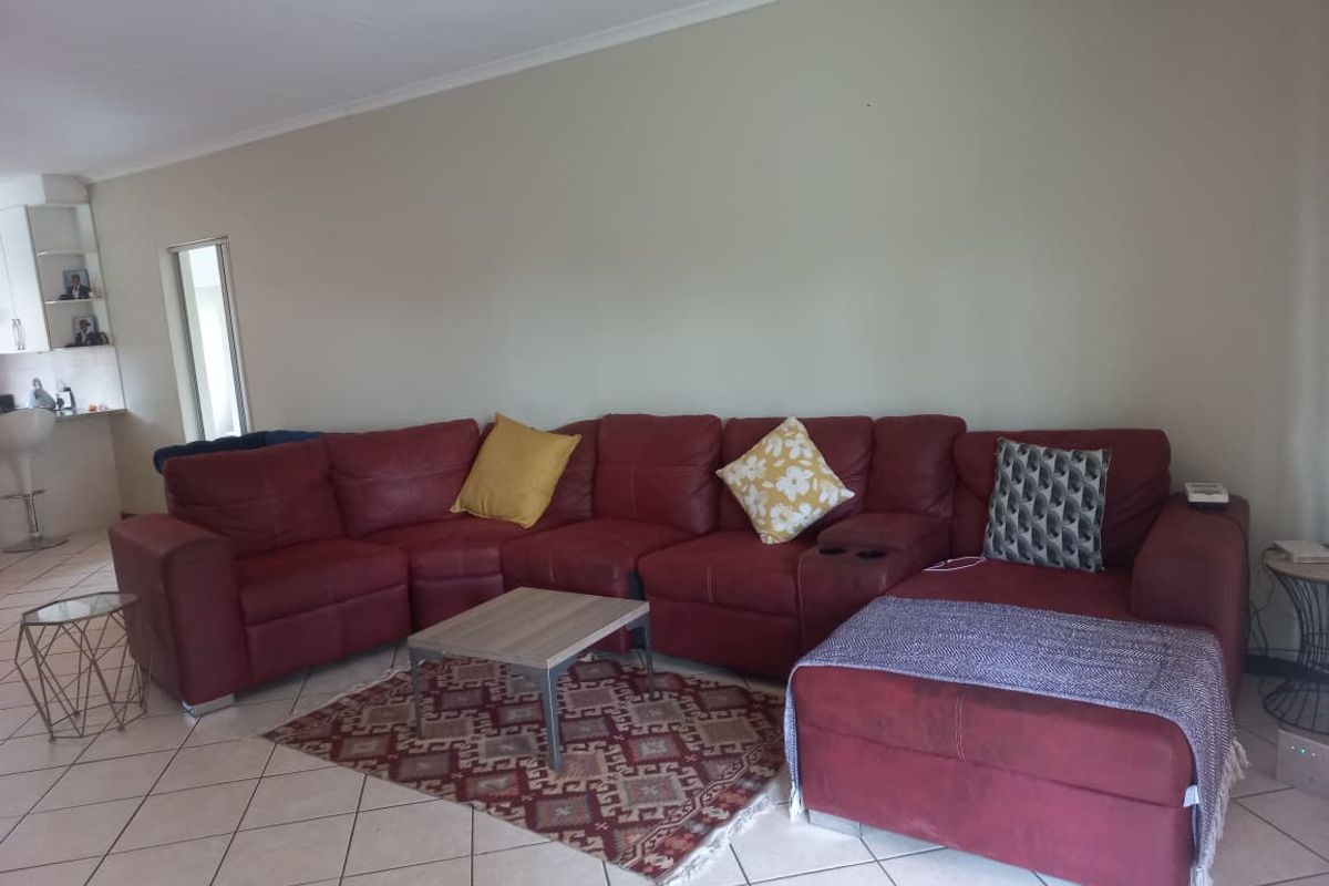 Modern & Spacious 4-Bedroom Townhouse for Sale in Mooikloof Ridge - Photo 4