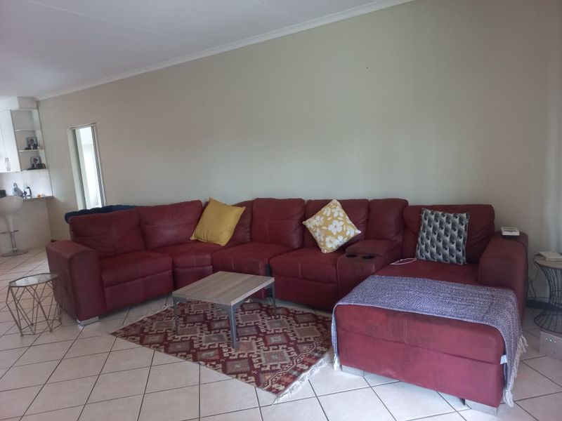 Modern & Spacious 4-Bedroom Townhouse for Sale in Mooikloof Ridge - Photo 4