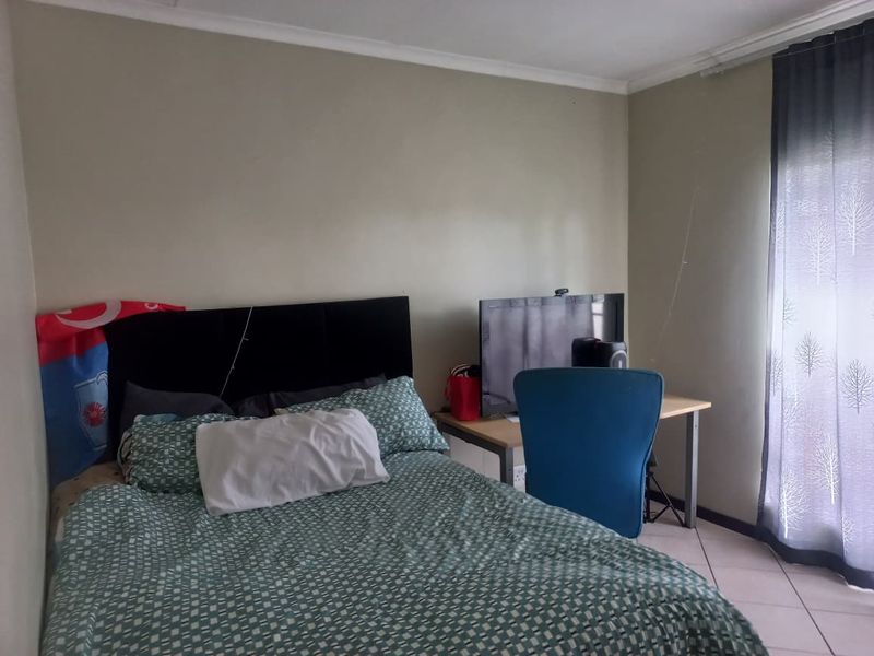 Modern & Spacious 4-Bedroom Townhouse for Sale in Mooikloof Ridge - Photo 9