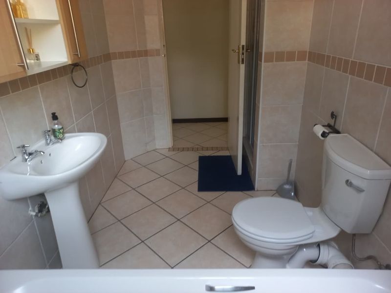 Modern & Spacious 4-Bedroom Townhouse for Sale in Mooikloof Ridge - Photo 8