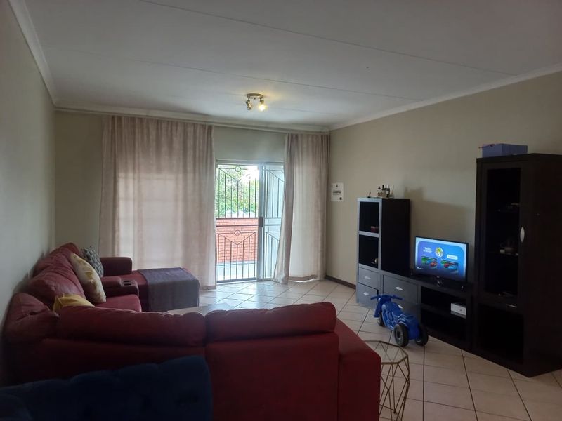 Modern & Spacious 4-Bedroom Townhouse for Sale in Mooikloof Ridge - Photo 7