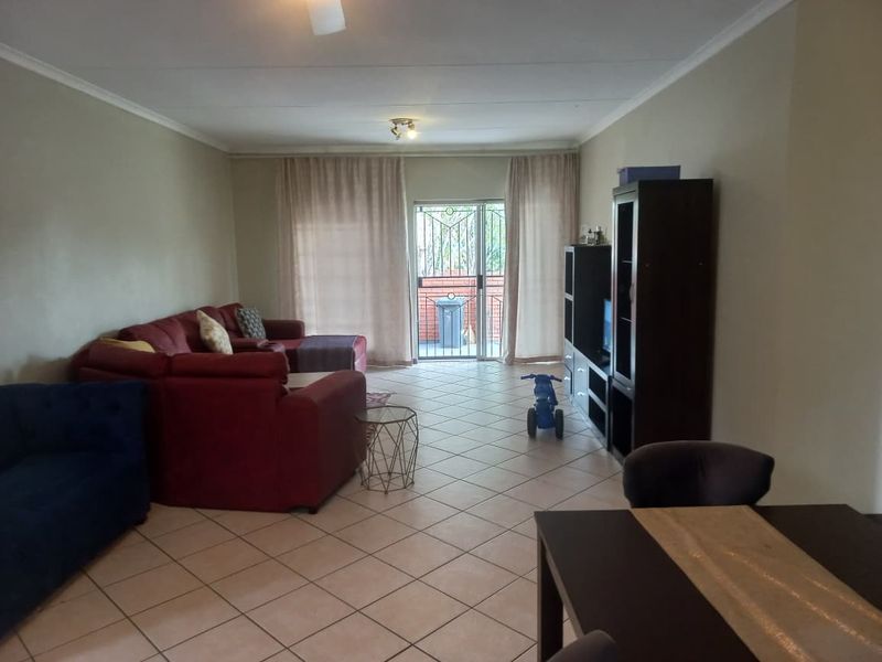 Modern & Spacious 4-Bedroom Townhouse for Sale in Mooikloof Ridge - Photo 6