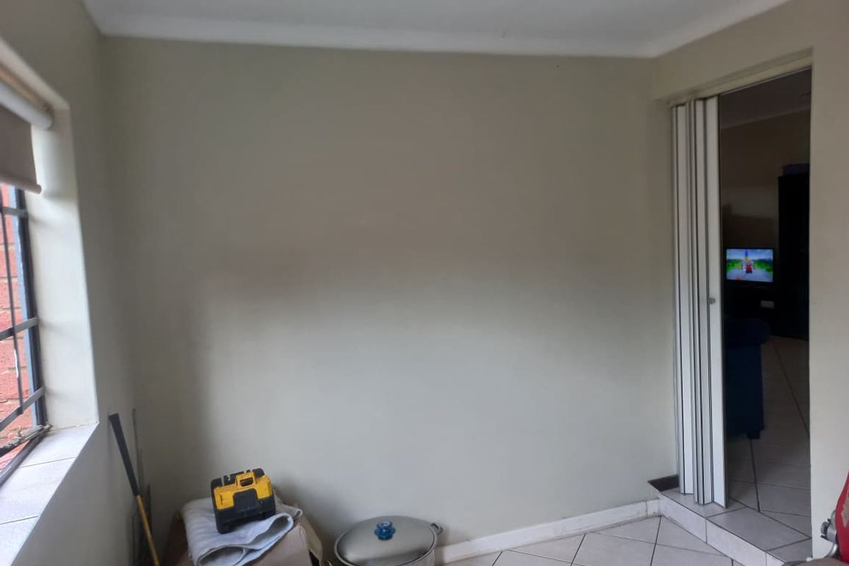 Modern & Spacious 4-Bedroom Townhouse for Sale in Mooikloof Ridge - Photo 5