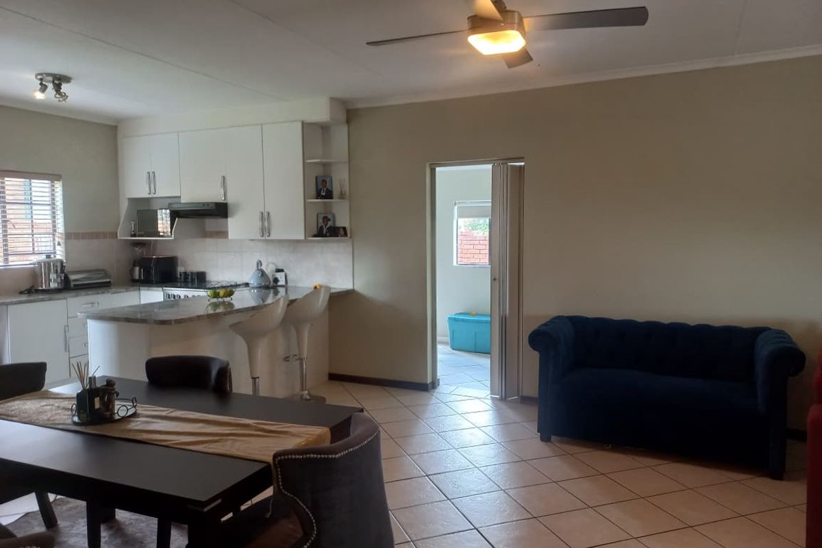 Modern & Spacious 4-Bedroom Townhouse for Sale in Mooikloof Ridge - Photo 3