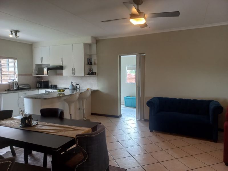 Modern & Spacious 4-Bedroom Townhouse for Sale in Mooikloof Ridge - Photo 3