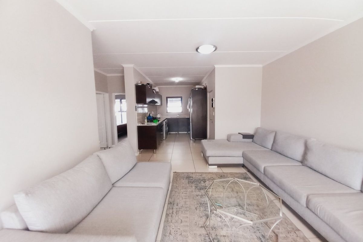 Sunny Greenstone Hill flat with private garden - Photo 4