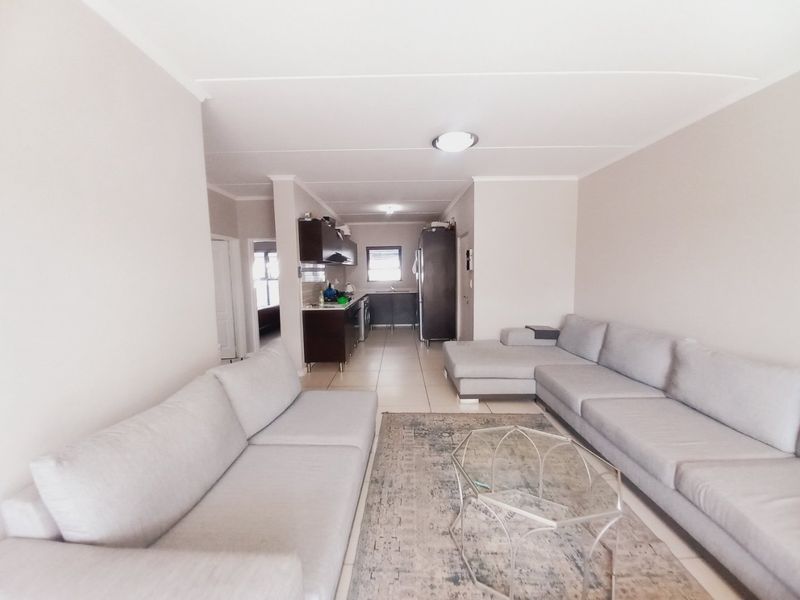 Sunny Greenstone Hill flat with private garden - Photo 4