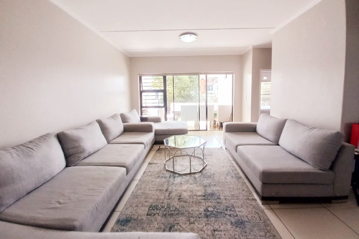 Sunny Greenstone Hill flat with private garden - Photo 2