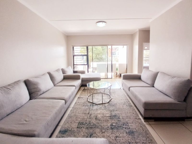 Sunny Greenstone Hill flat with private garden - Photo 2