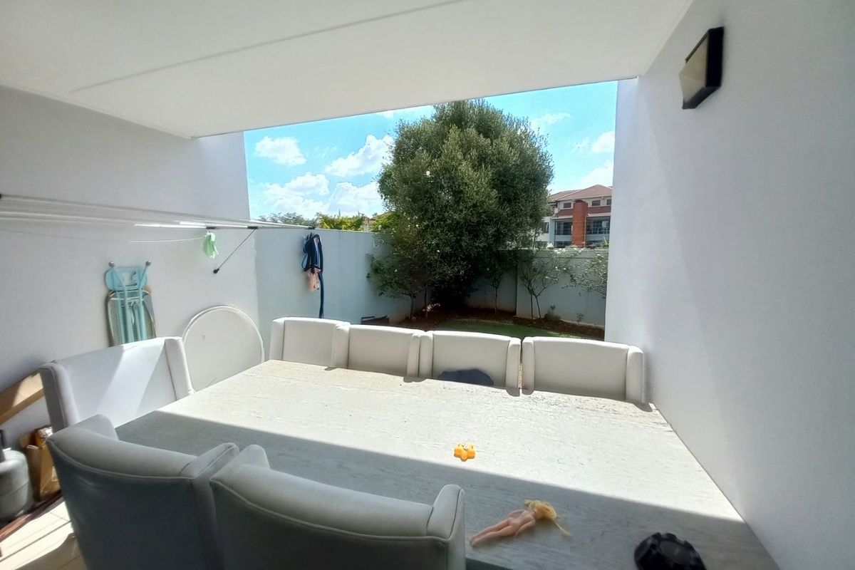 Sunny Greenstone Hill flat with private garden - Photo 5