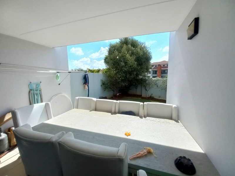 Sunny Greenstone Hill flat with private garden - Photo 5