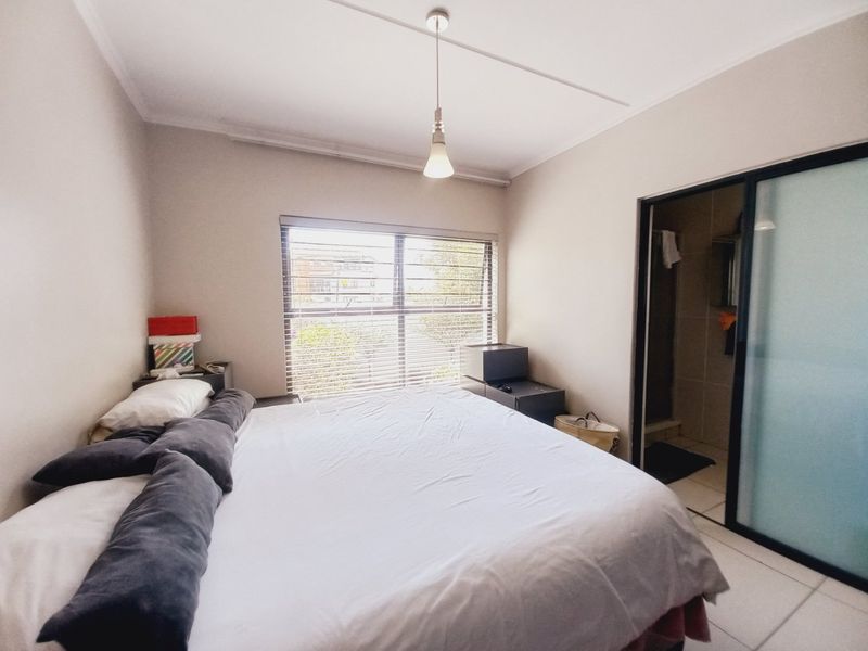 Sunny Greenstone Hill flat with private garden - Photo 8