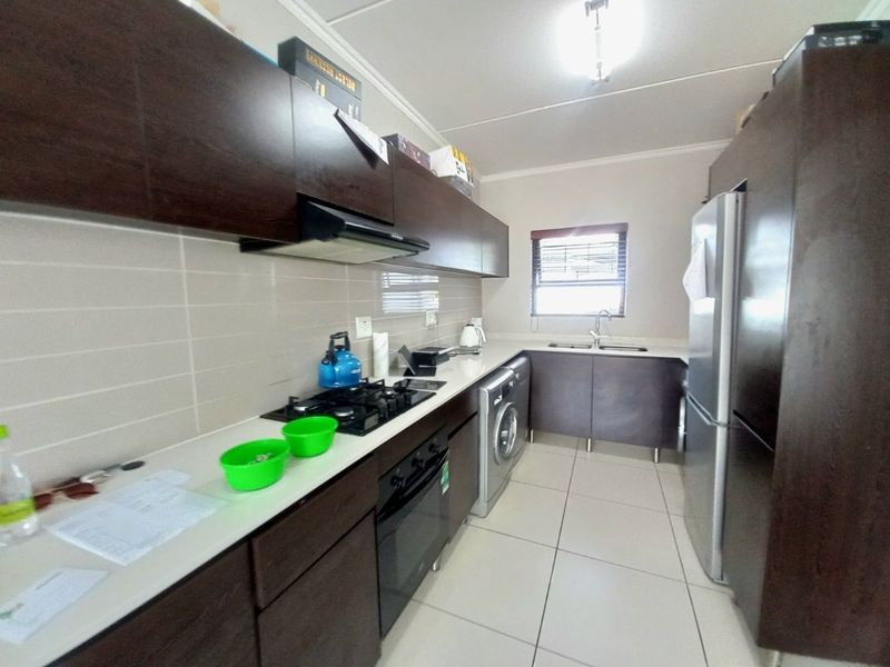 Sunny Greenstone Hill flat with private garden - Photo 6