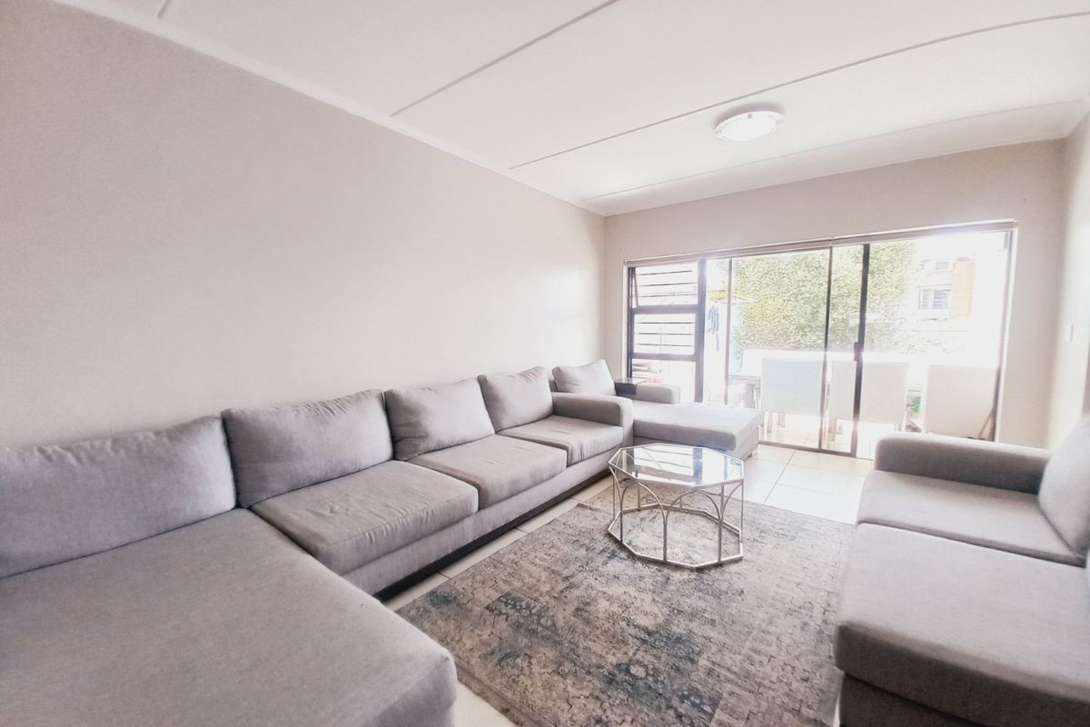 Sunny Greenstone Hill flat with private garden - Photo 3