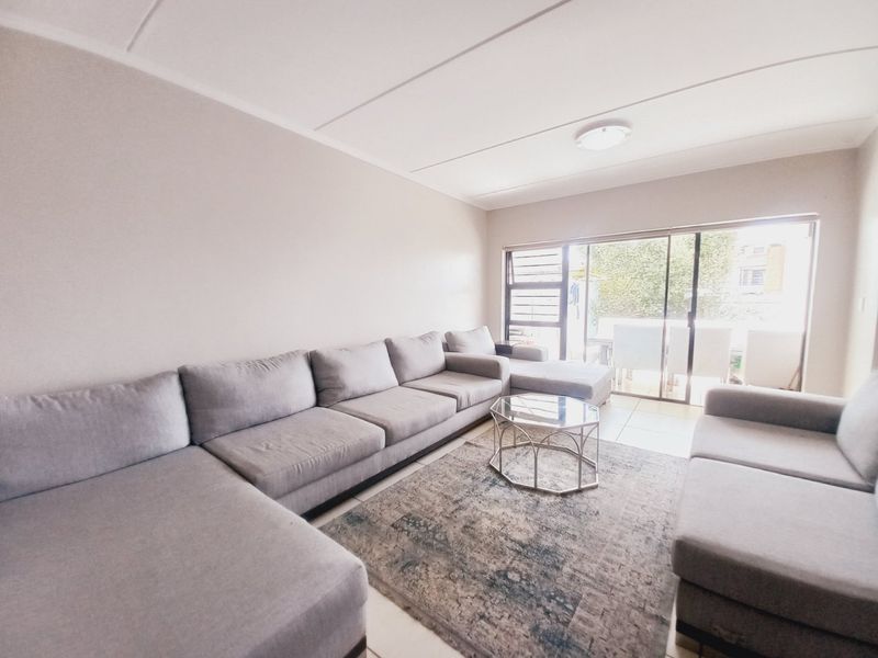 Sunny Greenstone Hill flat with private garden - Photo 3