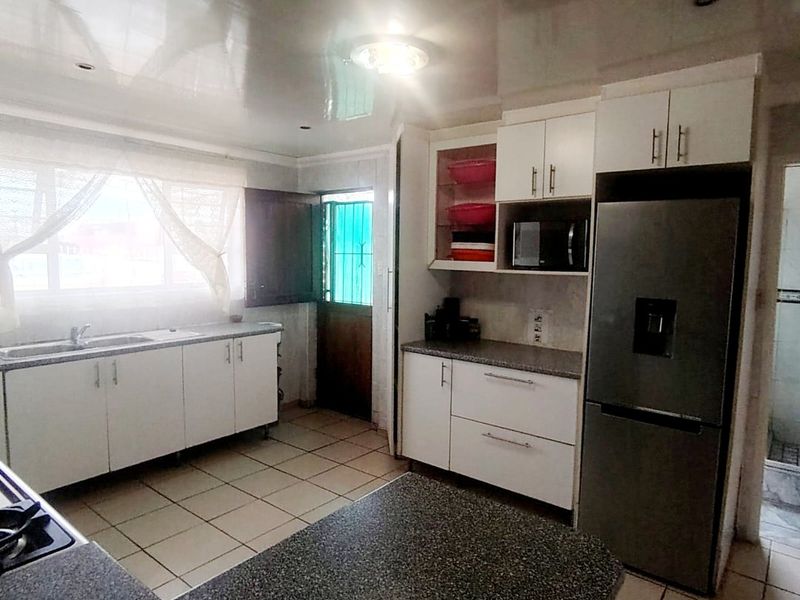 5 Bedroom House In Buffalo Flats  - Photo 7