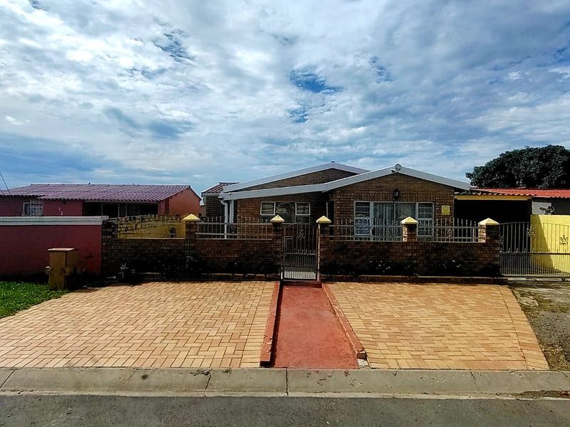 5 Bedroom House In Buffalo Flats  - Photo 2