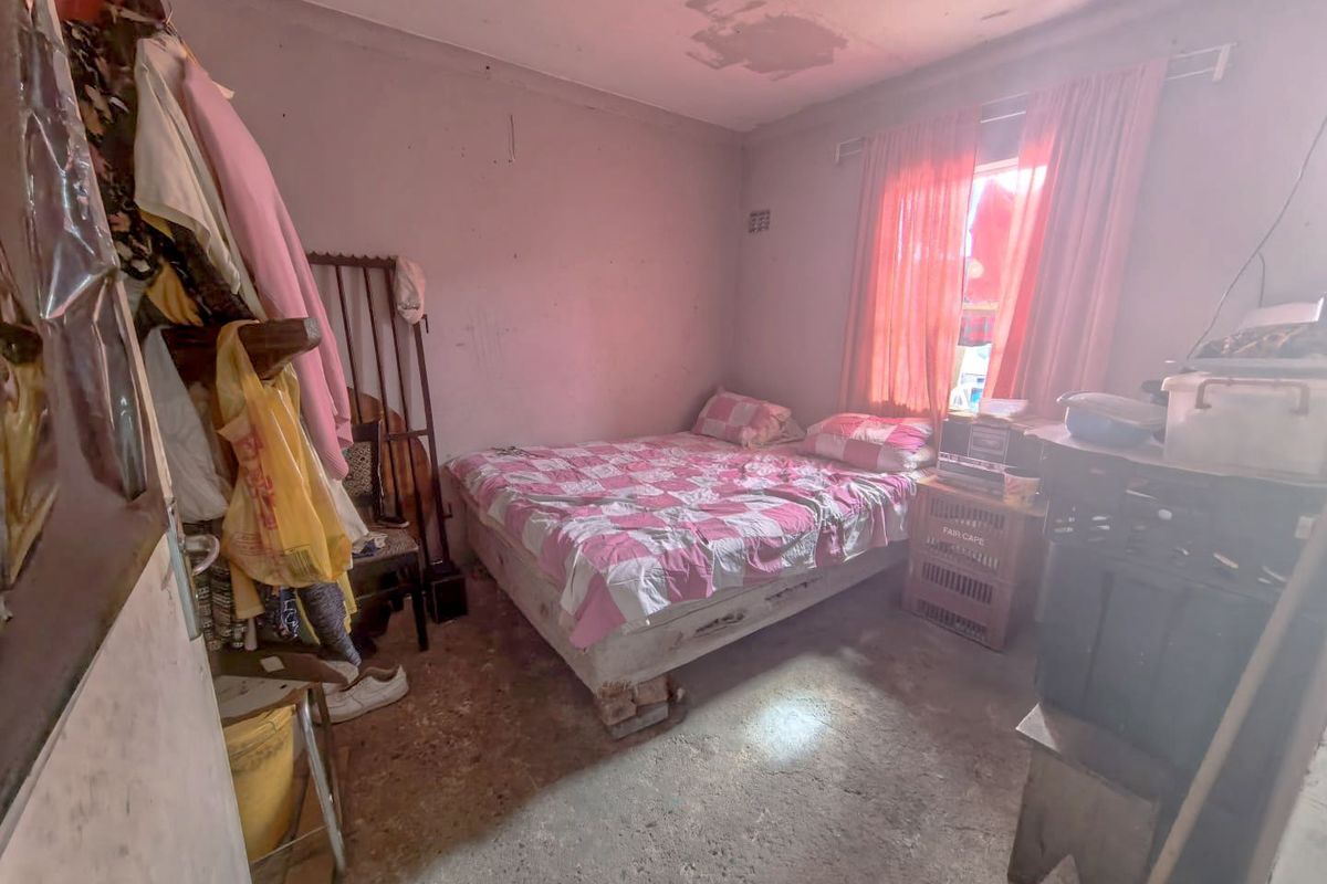 Two bedroom family home for sale in Pelican Park.   R499 000 - Photo 2