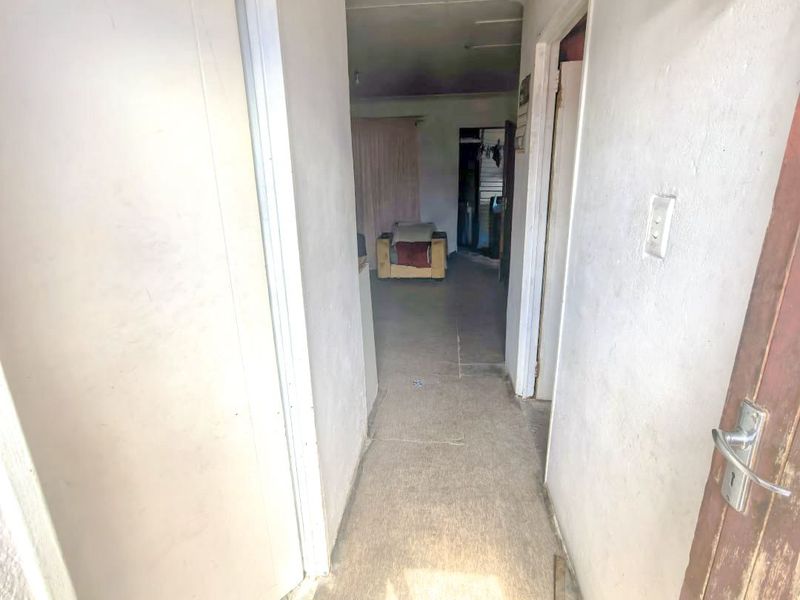 Two bedroom family home for sale in Pelican Park.   R499 000 - Photo 4