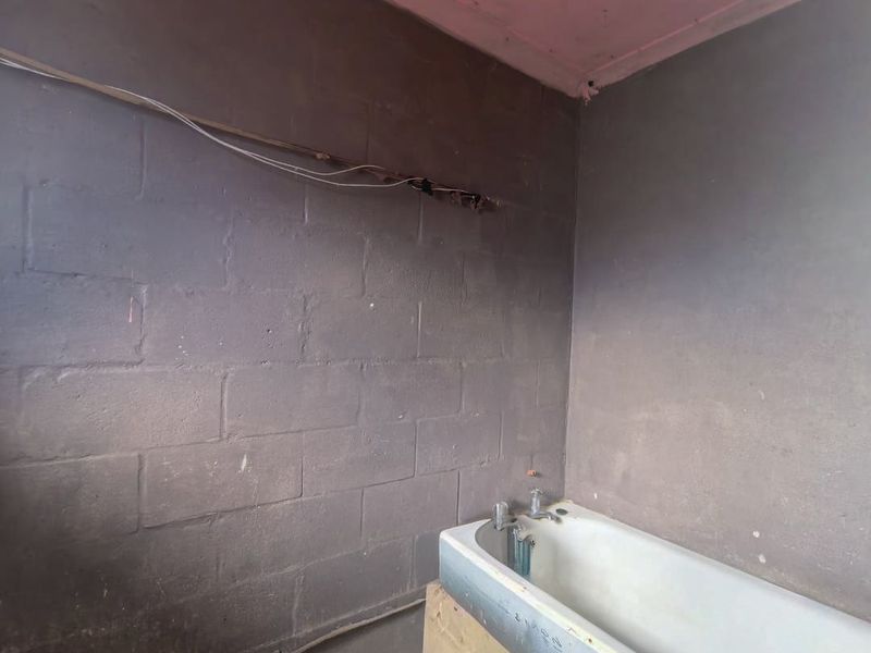 Two bedroom family home for sale in Pelican Park.   R499 000 - Photo 5