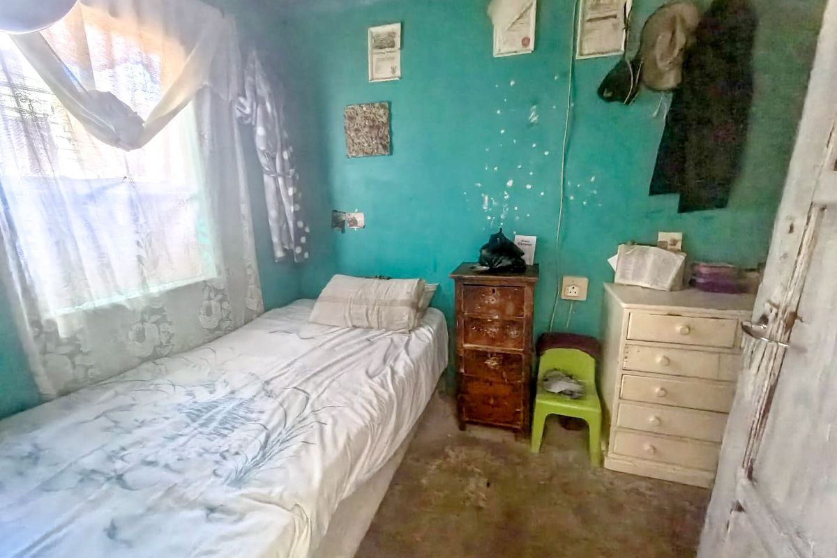 Two bedroom family home for sale in Pelican Park.   R499 000 - Photo 3