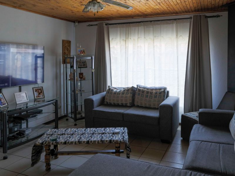 Elegant Family Home in Roodepoort North  - Photo 9