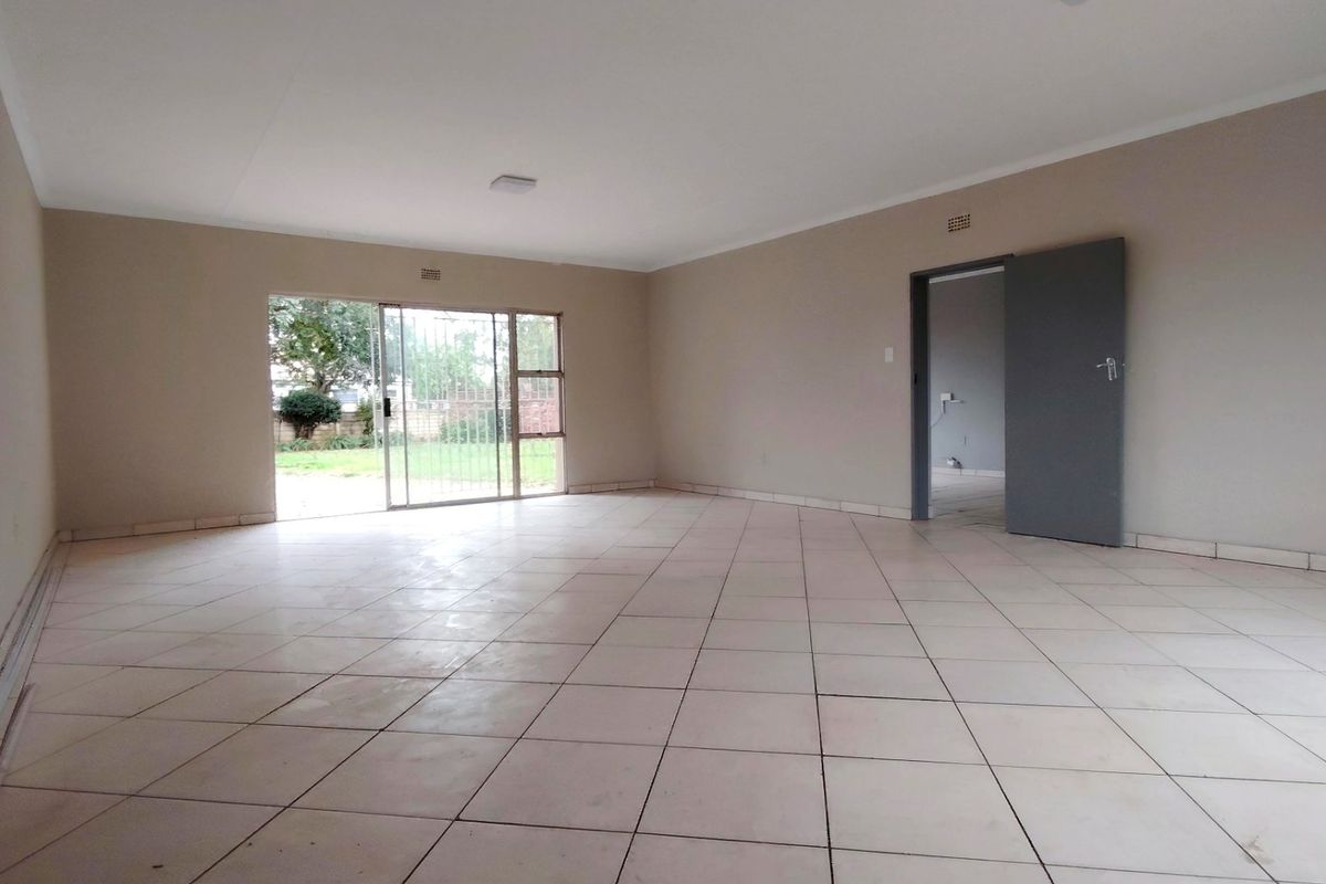 Spacious 4-Bedroom Family Home in Peaceful Kookrus - Photo 2