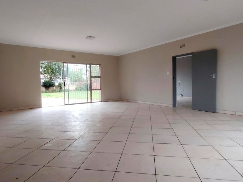 Spacious 4-Bedroom Family Home in Peaceful Kookrus - Photo 2