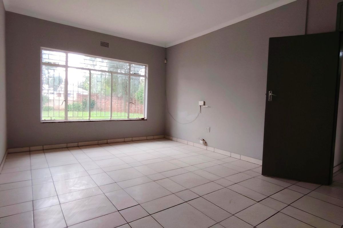 Spacious 4-Bedroom Family Home in Peaceful Kookrus - Photo 4