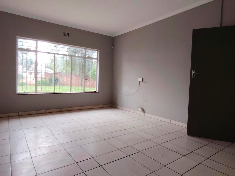 Spacious 4-Bedroom Family Home in Peaceful Kookrus - Photo 4