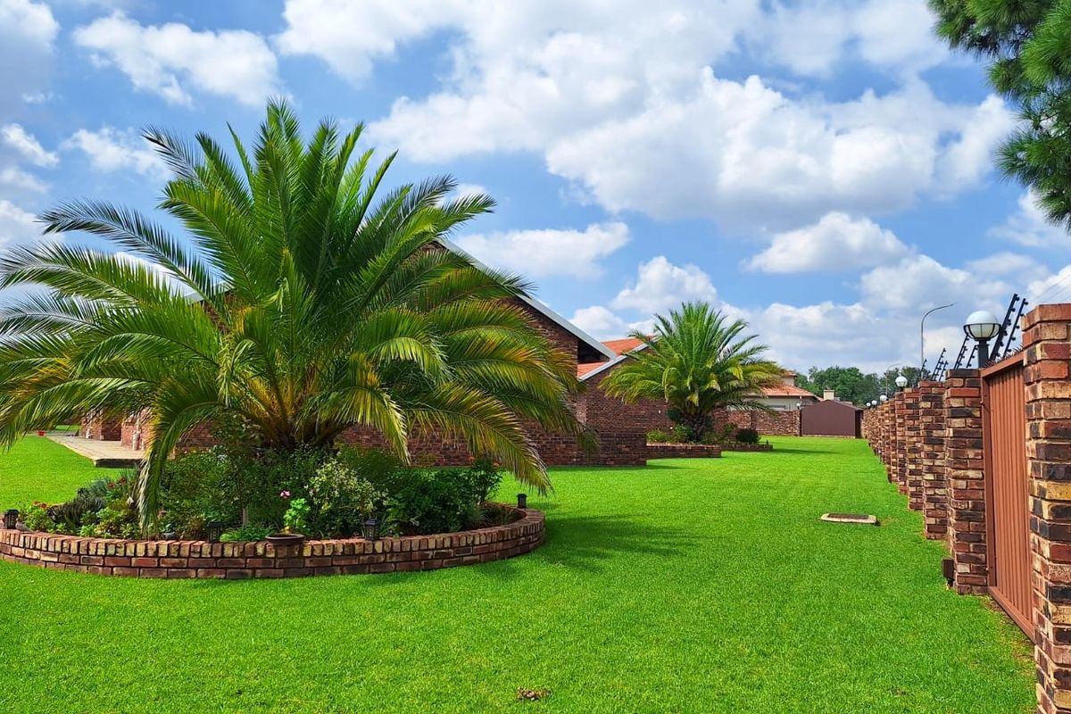 Two bedroom secured townhouse for sale: - Photo 4